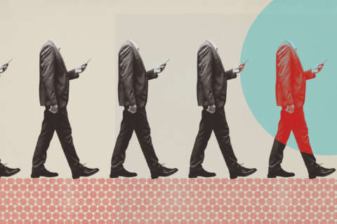 FOMO: Abgelenkte, identisch aussehende Menschen laufen in einer Reihe und schauen auf ein Smartphone.