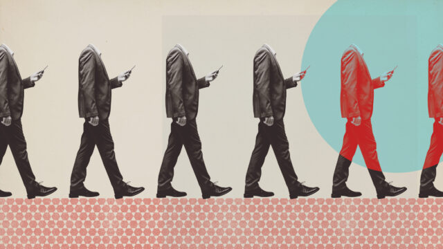 FOMO: Abgelenkte, identisch aussehende Menschen laufen in einer Reihe und schauen auf ein Smartphone.