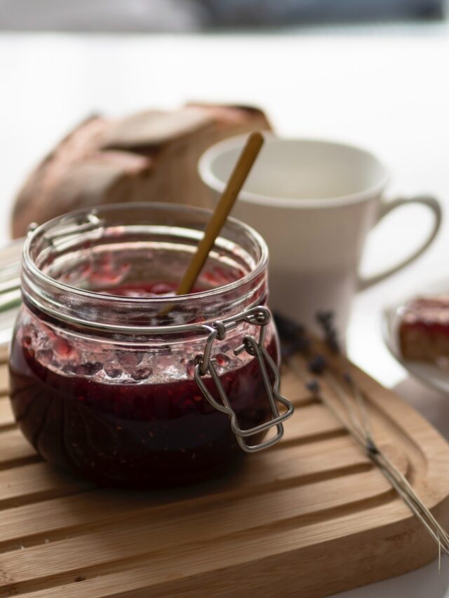 Holunder: rote Marmelade in Glas auf Brett