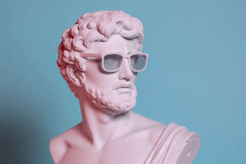 Sonnenbrille: Antike, männliche Büste mit Sonnenbrille auf blauem Grund.