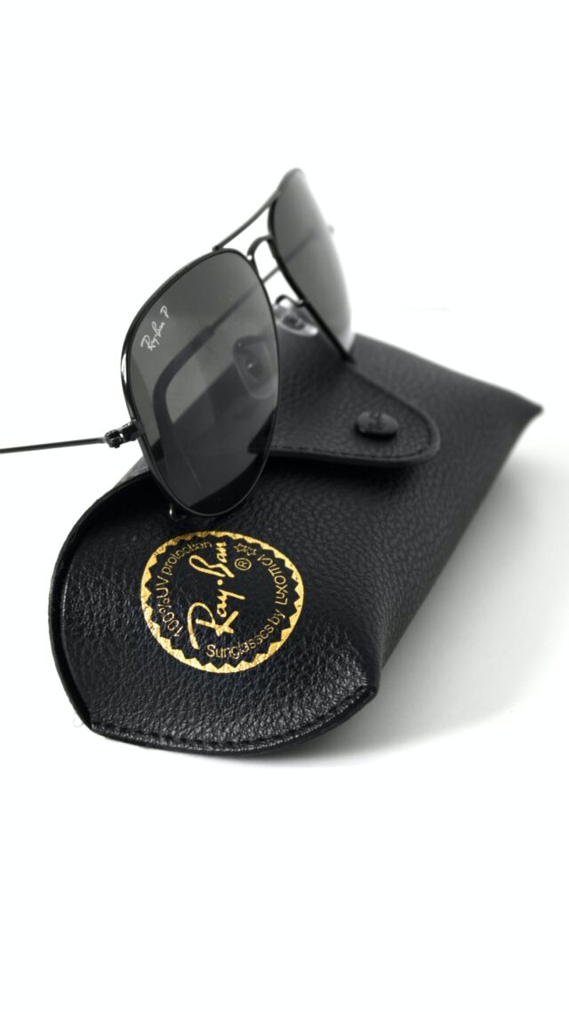 onnenbrille: schwarze Ray-Ban Sonnenbrille auf Etui