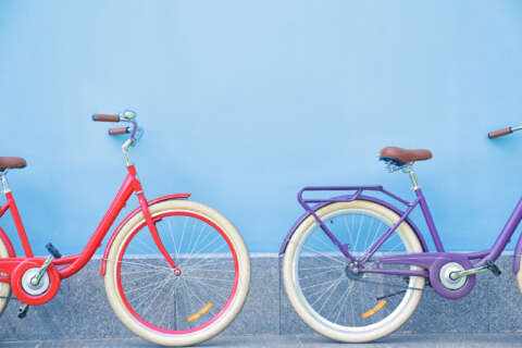 Fahrrad: 2 moderne Fahrräder vor einer blauen Wand.