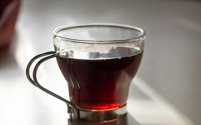 Tee: Glas mit schwarzem Tee.