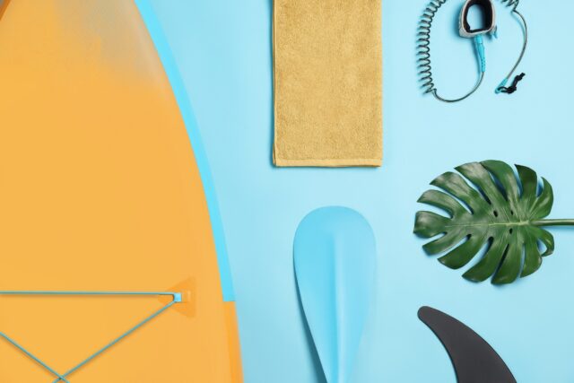 Sommertrends 2024: SUP-Board, Handtuch, Paddel